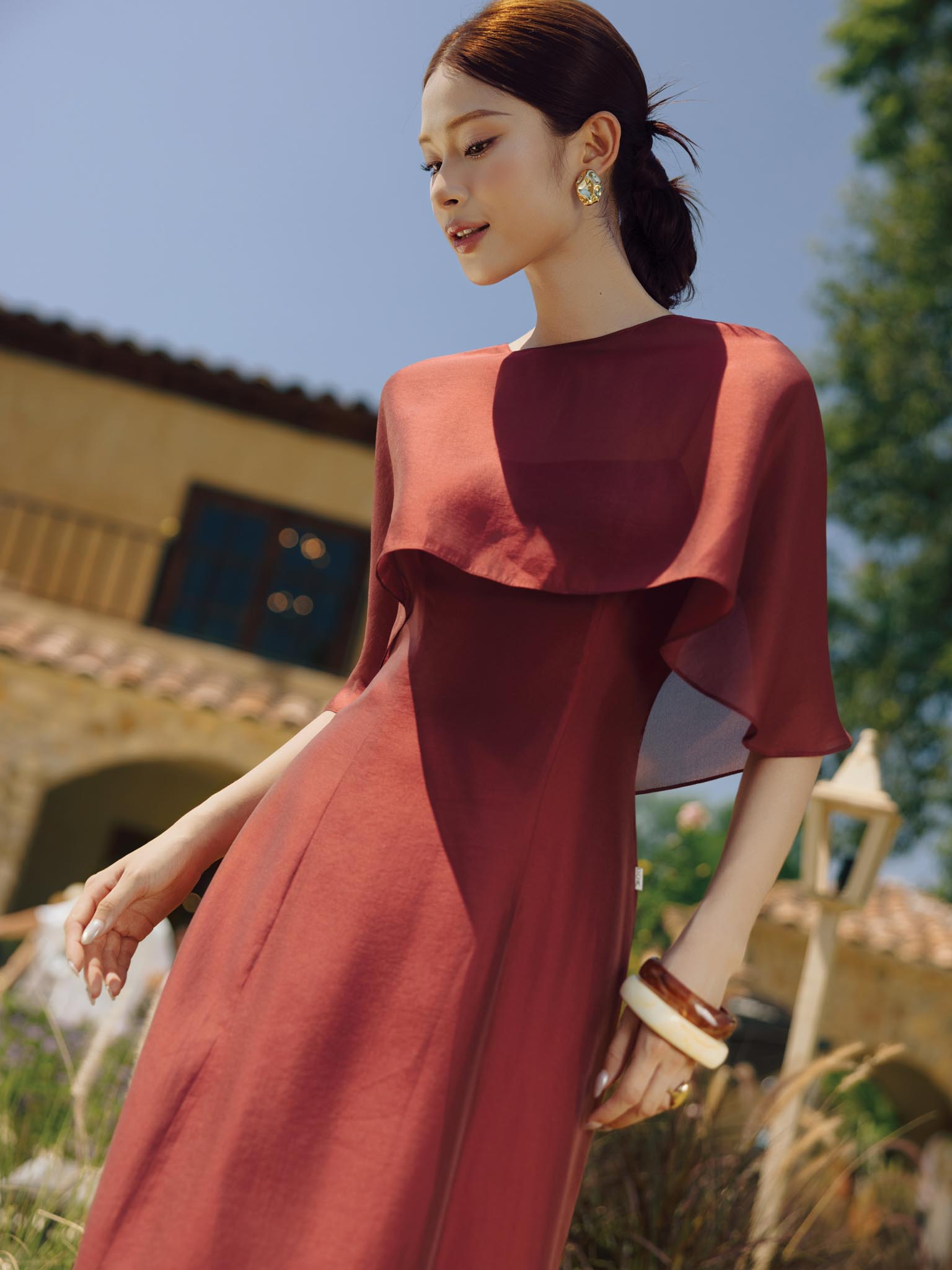 Váy tơ vạt phủ vai chờm