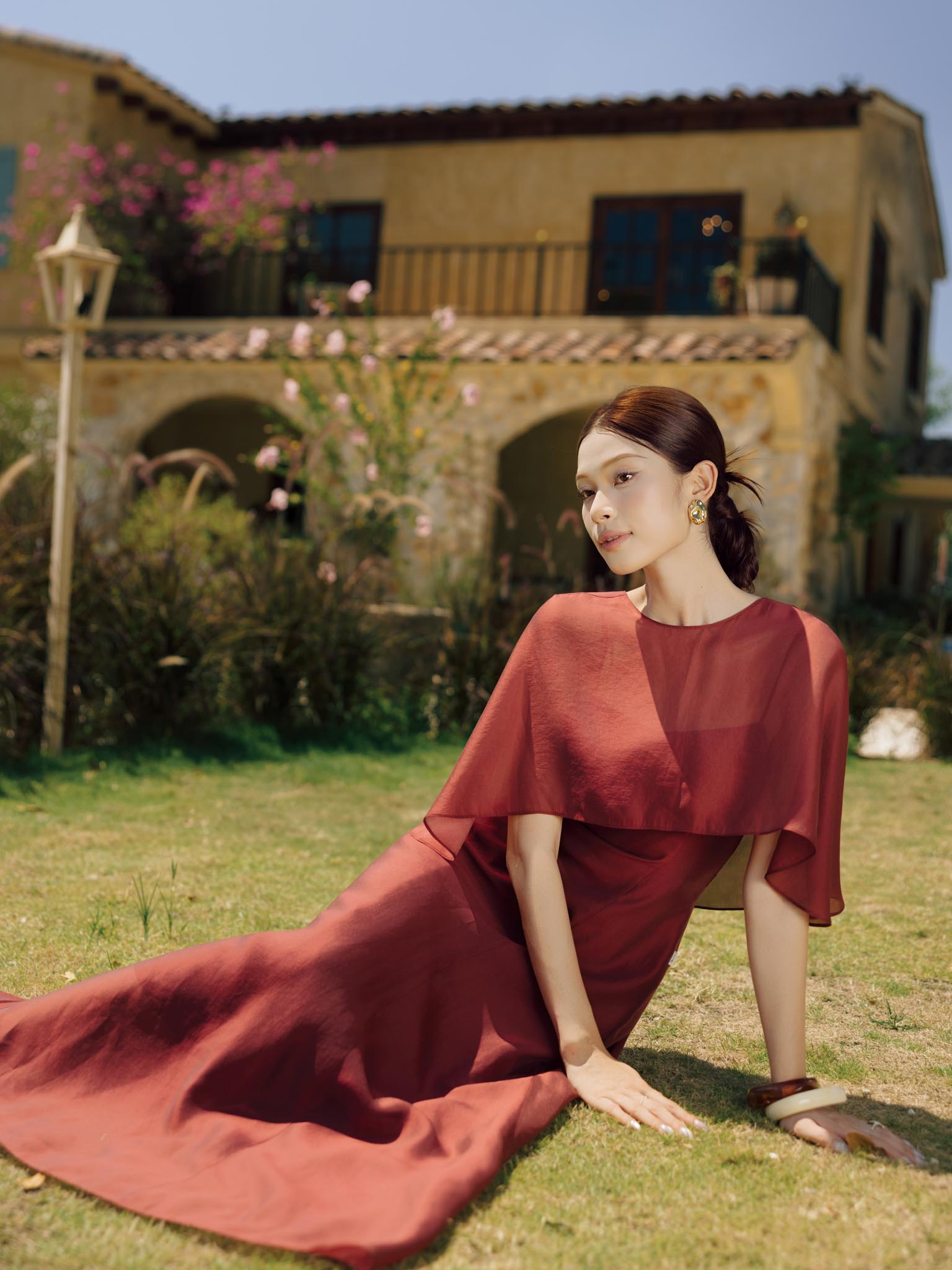 Váy tơ vạt phủ vai chờm