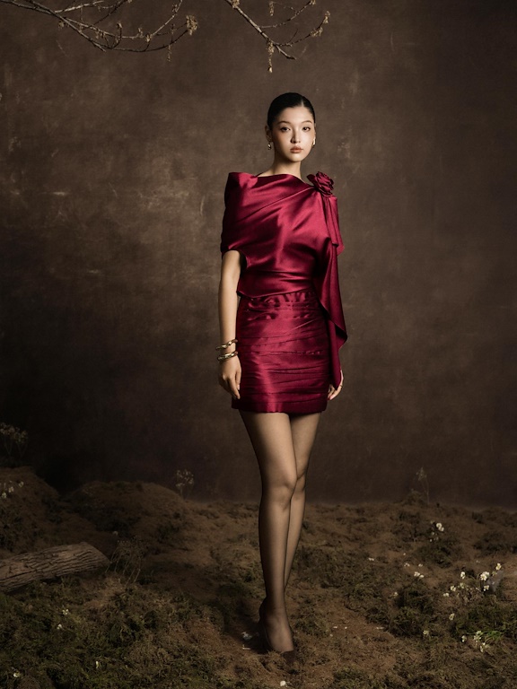 Váy lụa vạt lệch cài hoa