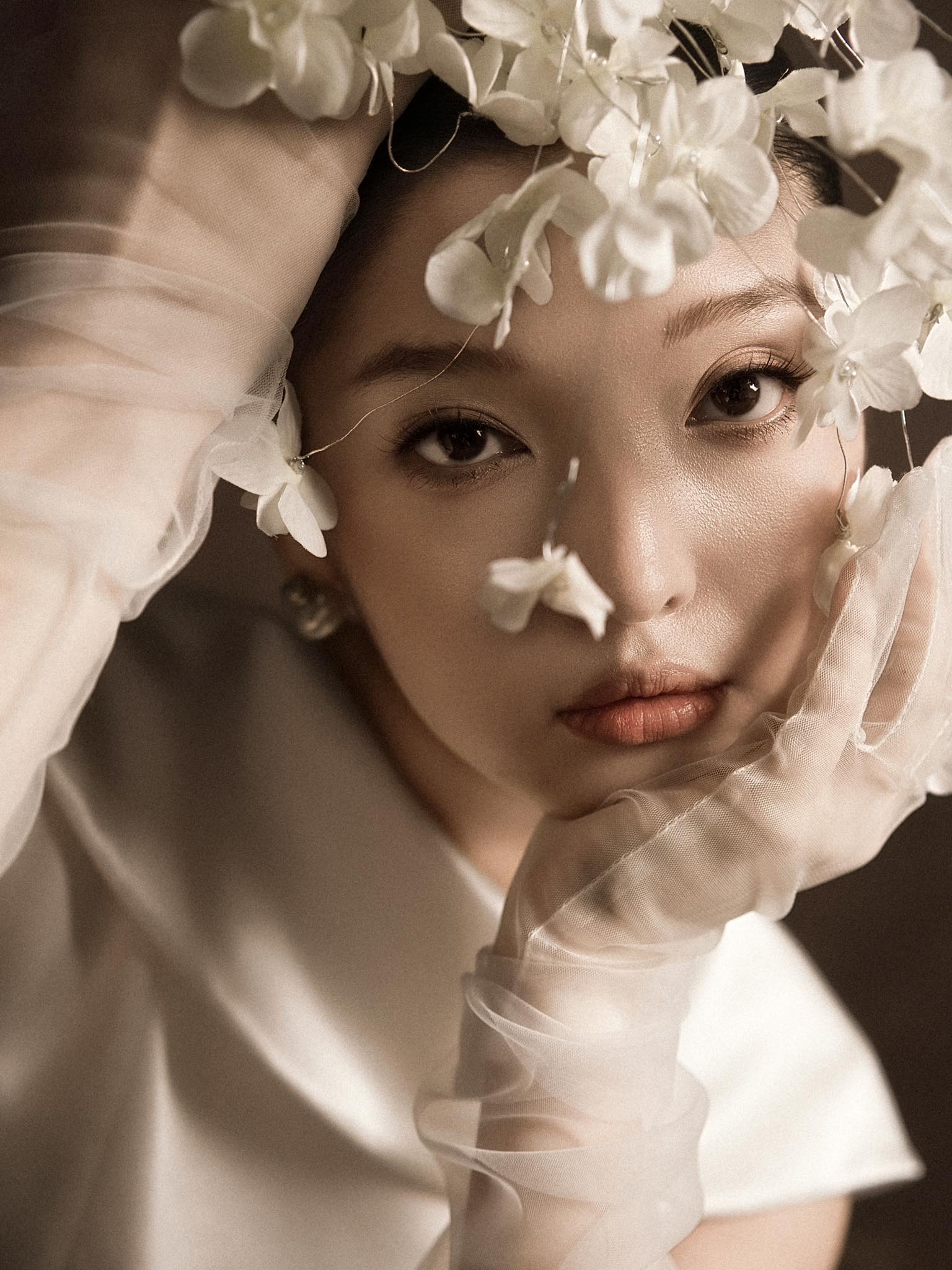 Váy lụa dáng dài cổ thuyền khoét lưng