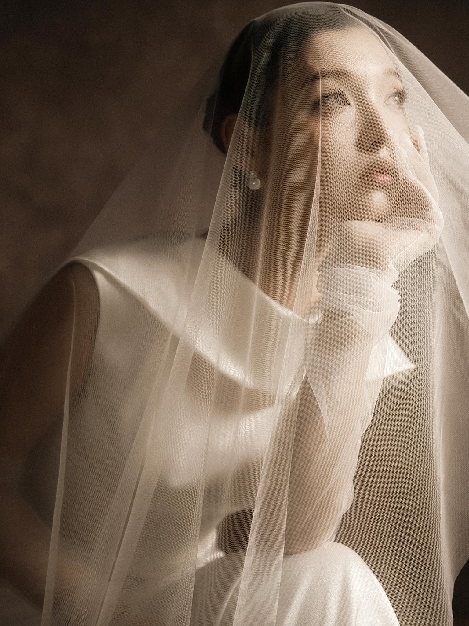 Váy lụa dáng dài cổ thuyền khoét lưng