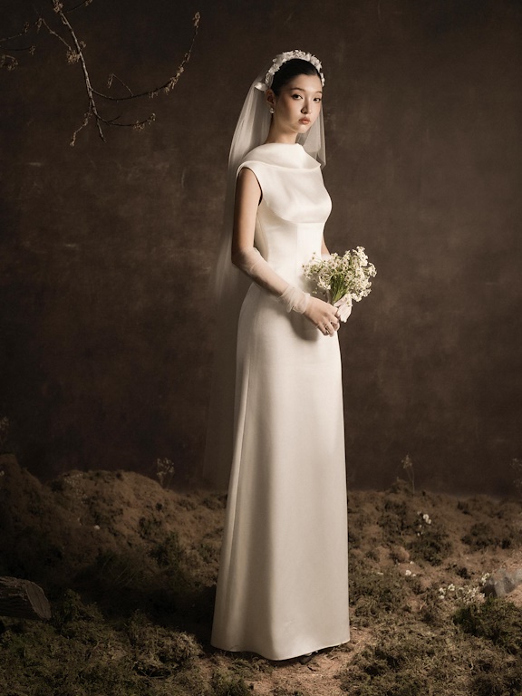 Váy lụa dáng dài cổ thuyền khoét lưng