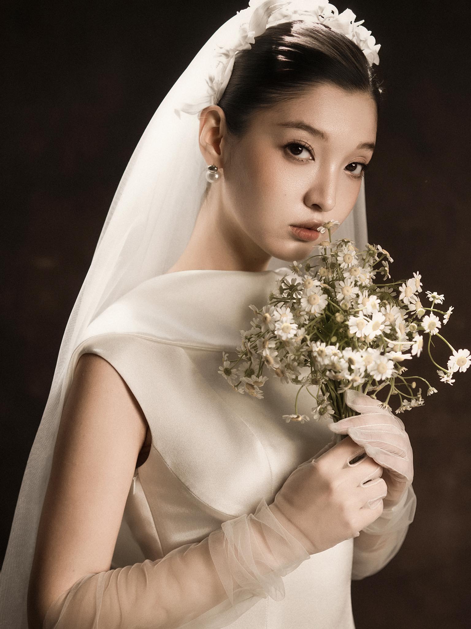 Váy lụa dáng dài cổ thuyền khoét lưng