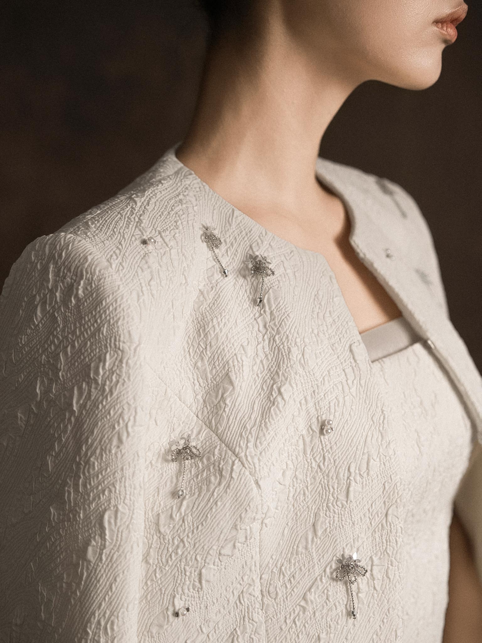 Áo vest cổ tròn đính cườm phối gấu