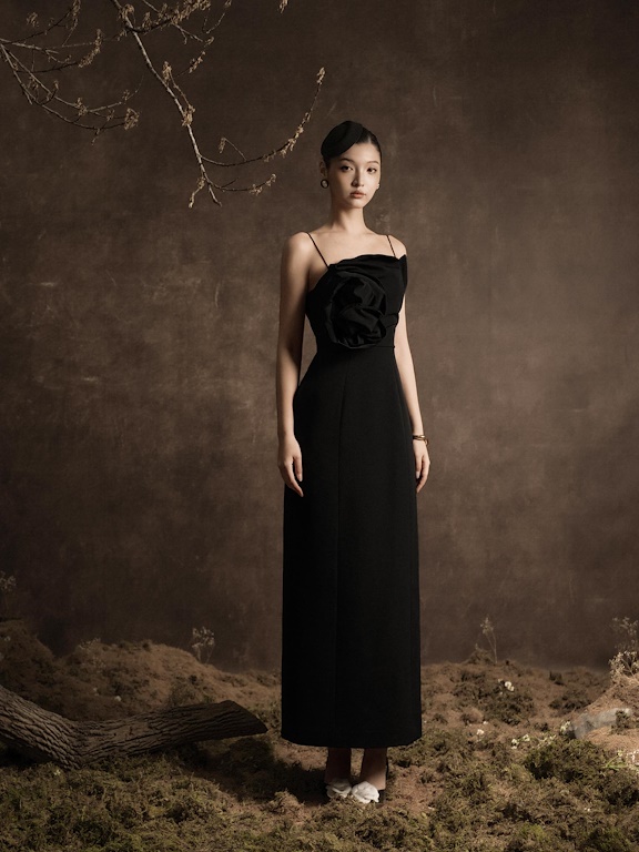 Váy 2 dây ngực đính hoa hồng