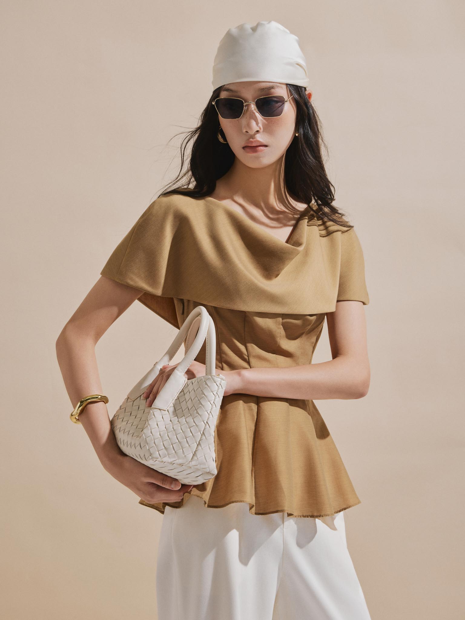 Áo peplum gấu xòe vai phủ cổ đổ