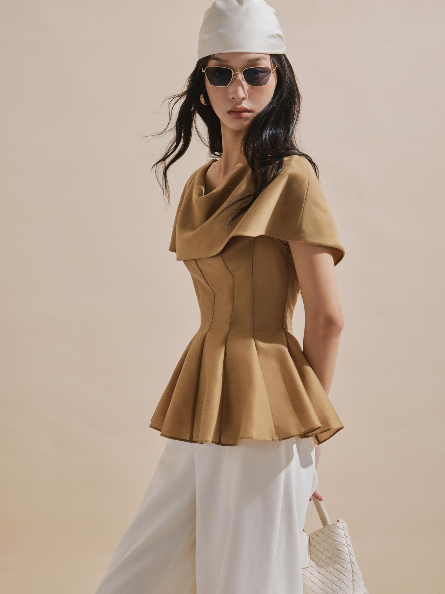 Áo peplum gấu xòe vai phủ cổ đổ