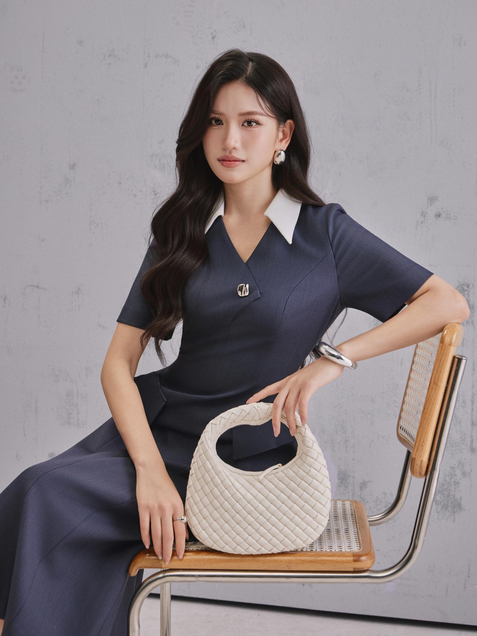 Váy bổ mảnh phối cổ V