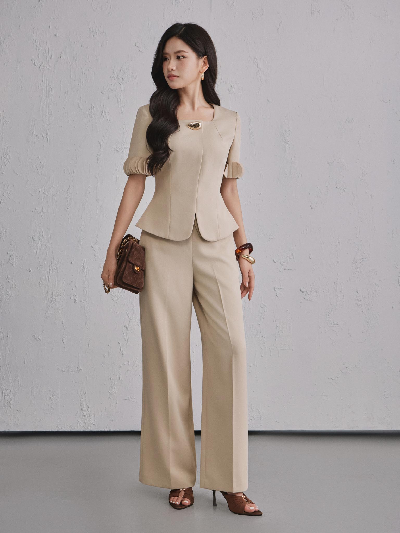 Áo peplum cổ vuông gấu xẻ V tay xếp cánh hoa_Q.2-983