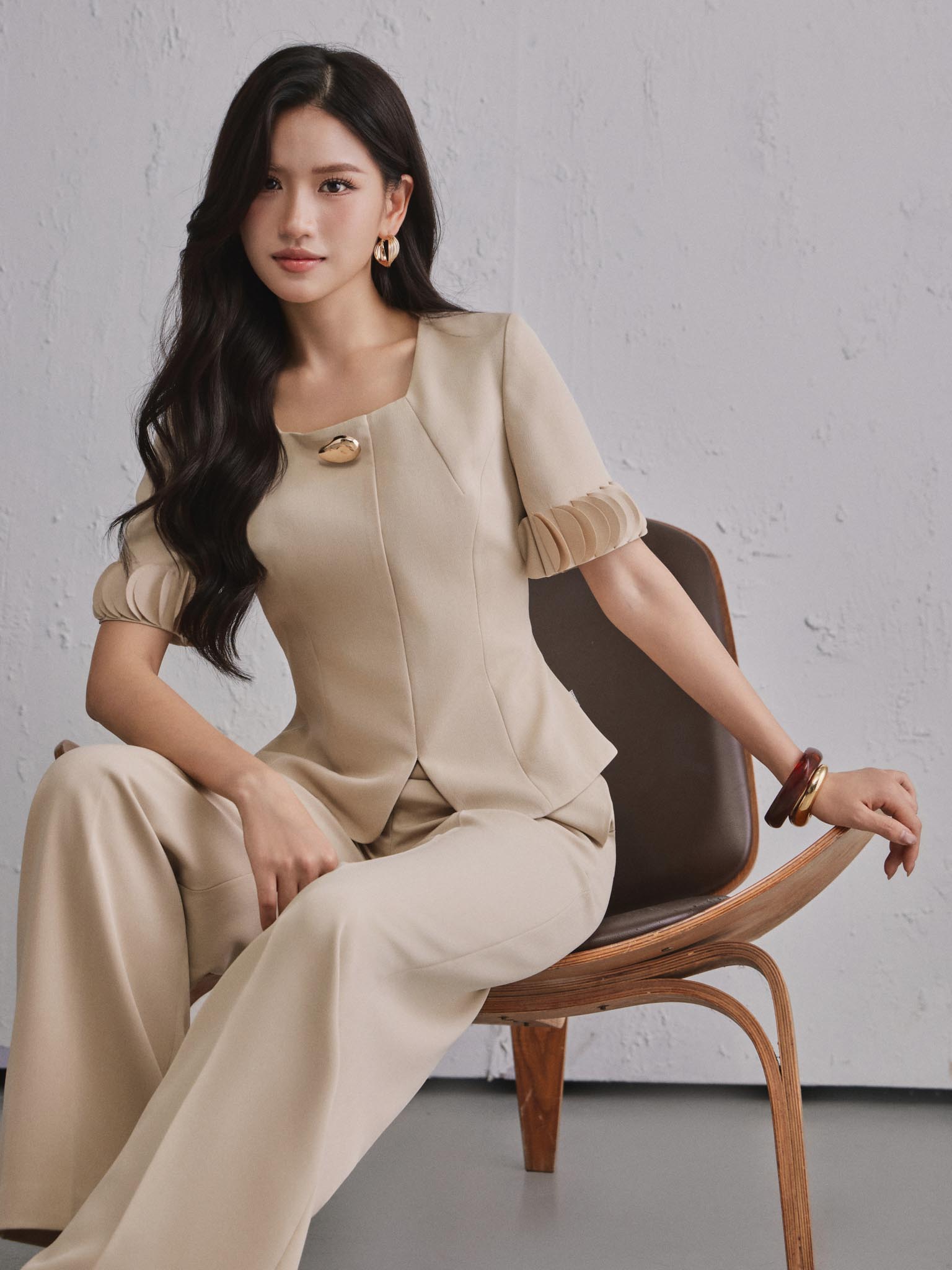 Áo peplum cổ vuông gấu xẻ V tay xếp cánh hoa_Q.2-983