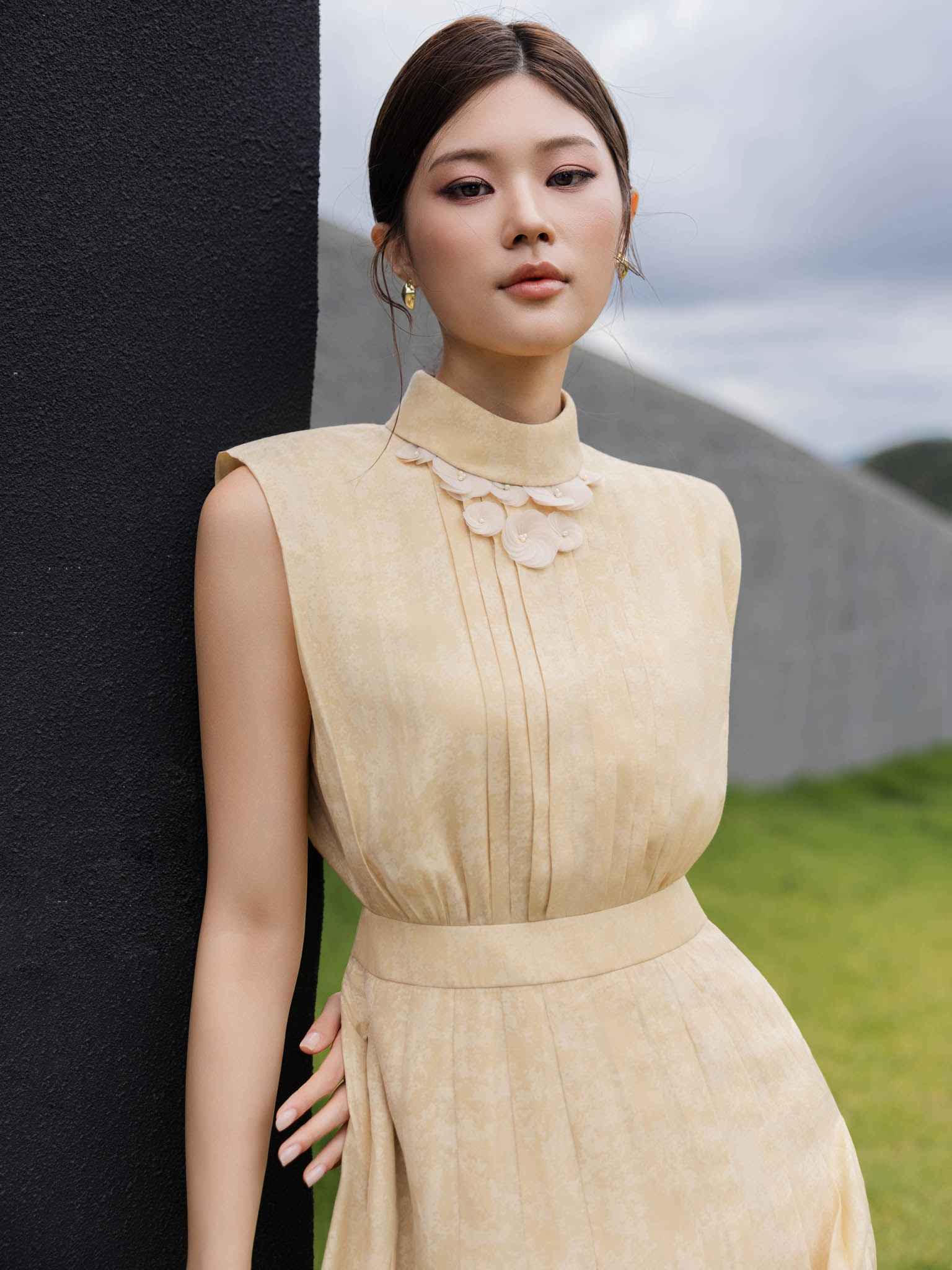 Váy tơ sát nách mí ly ngực cổ cao đính hoa