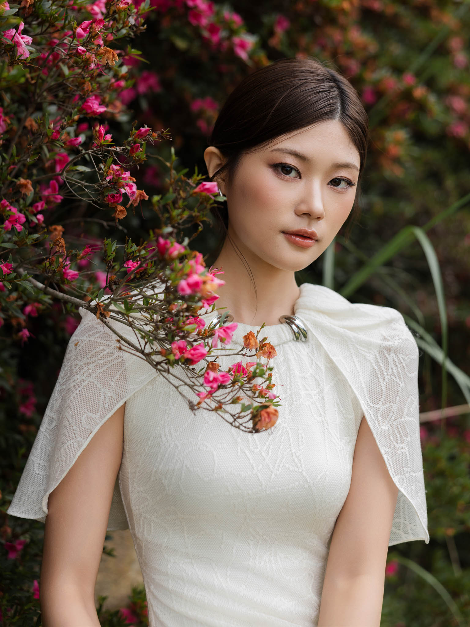 Váy ren ôm dáng dài tà phủ vai