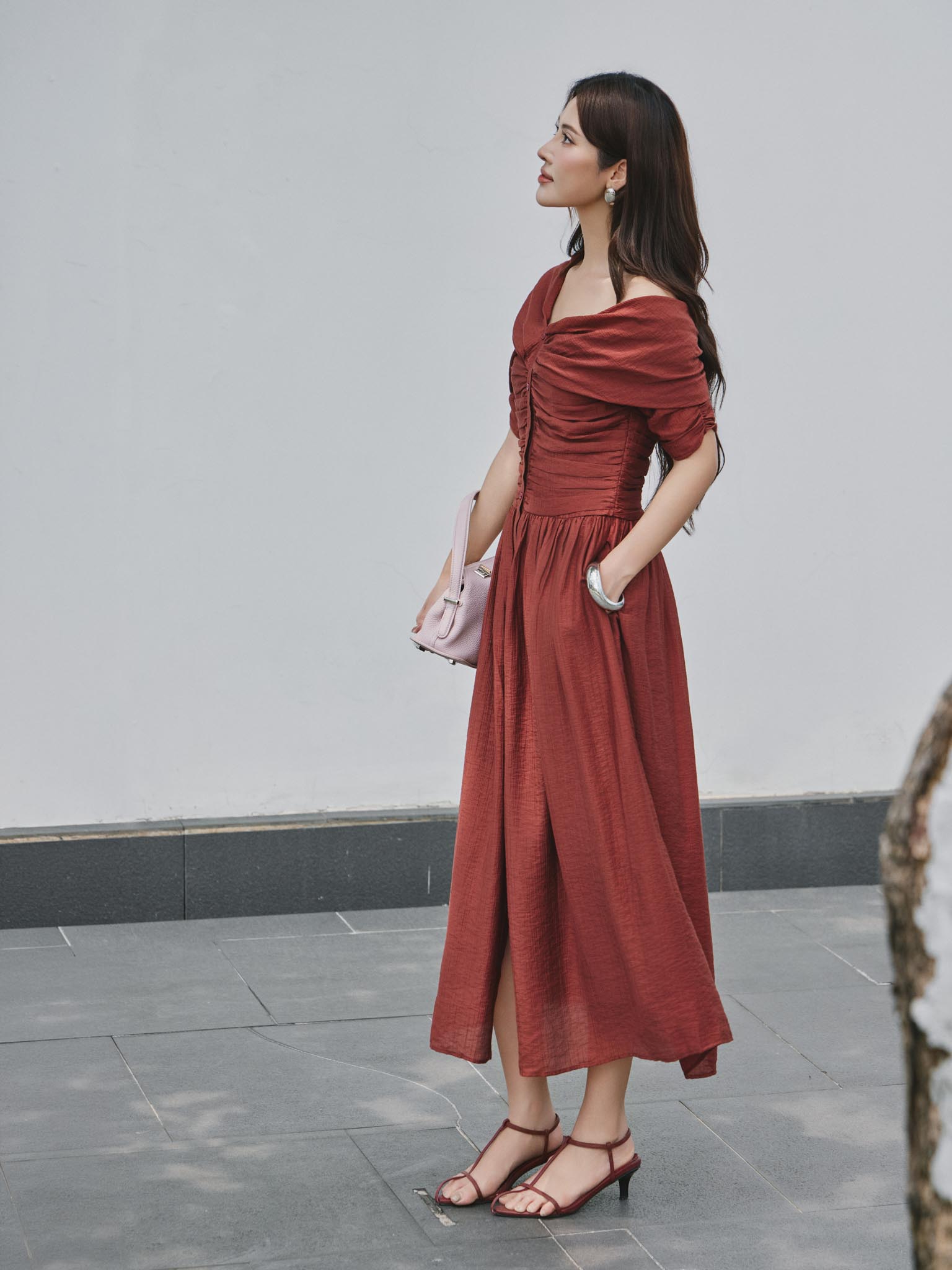 Váy cổ lệch xếp nhún 1 hàng cúc