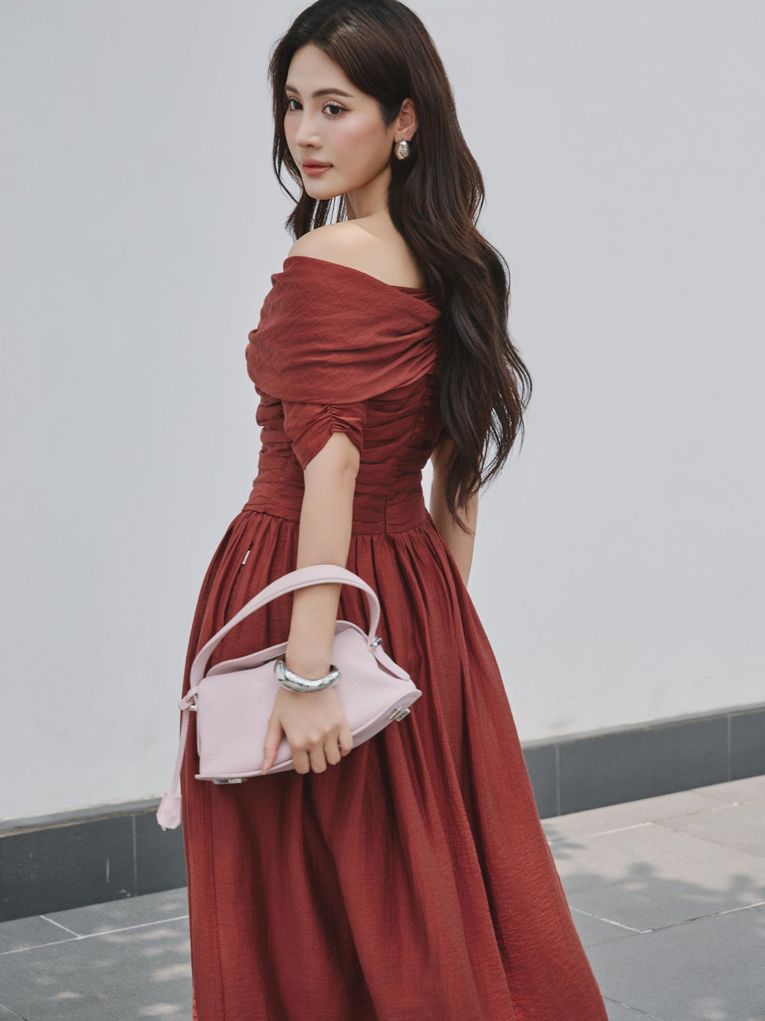 Váy cổ lệch xếp nhún 1 hàng cúc