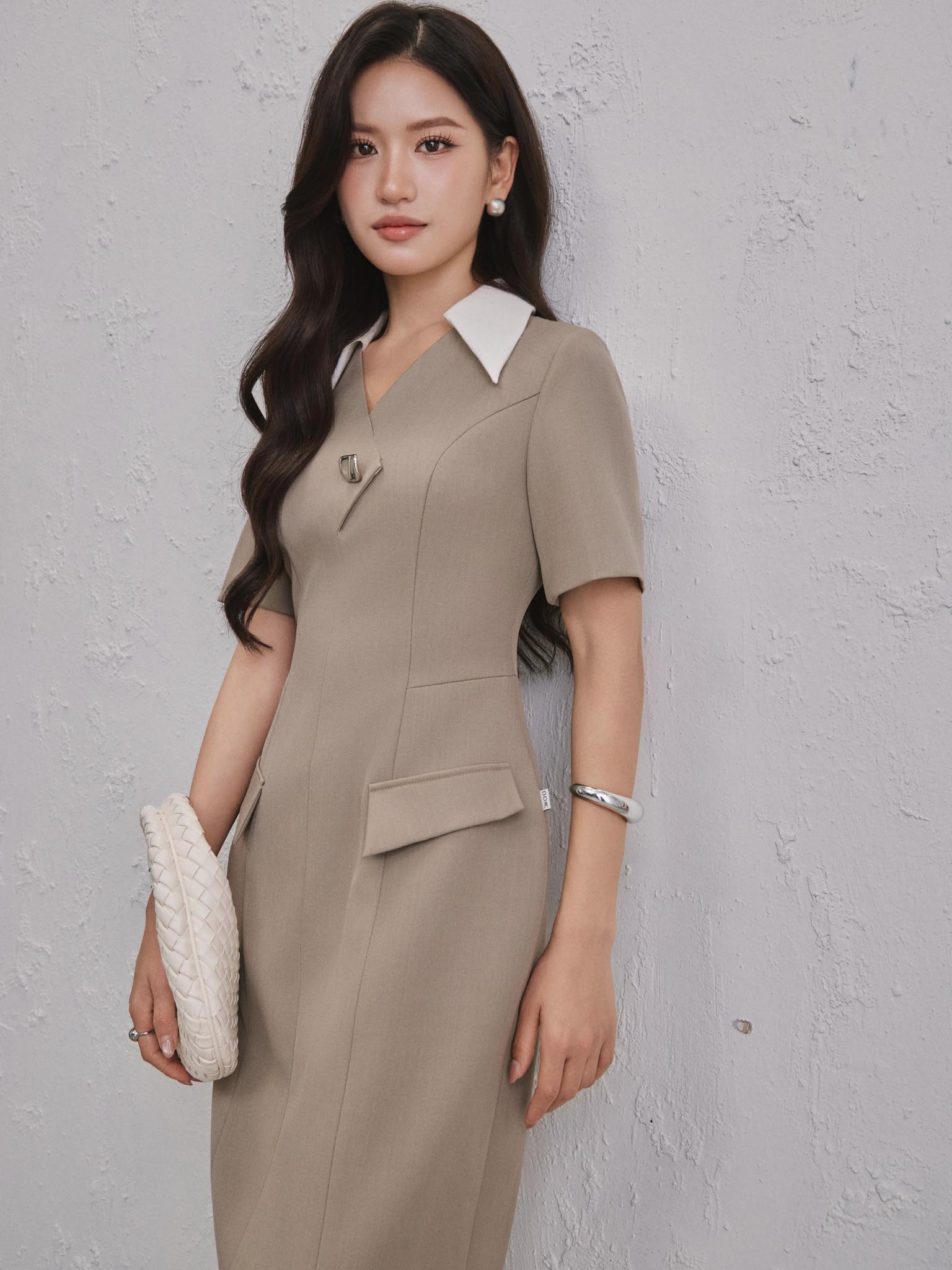 Váy bổ mảnh phối cổ V
