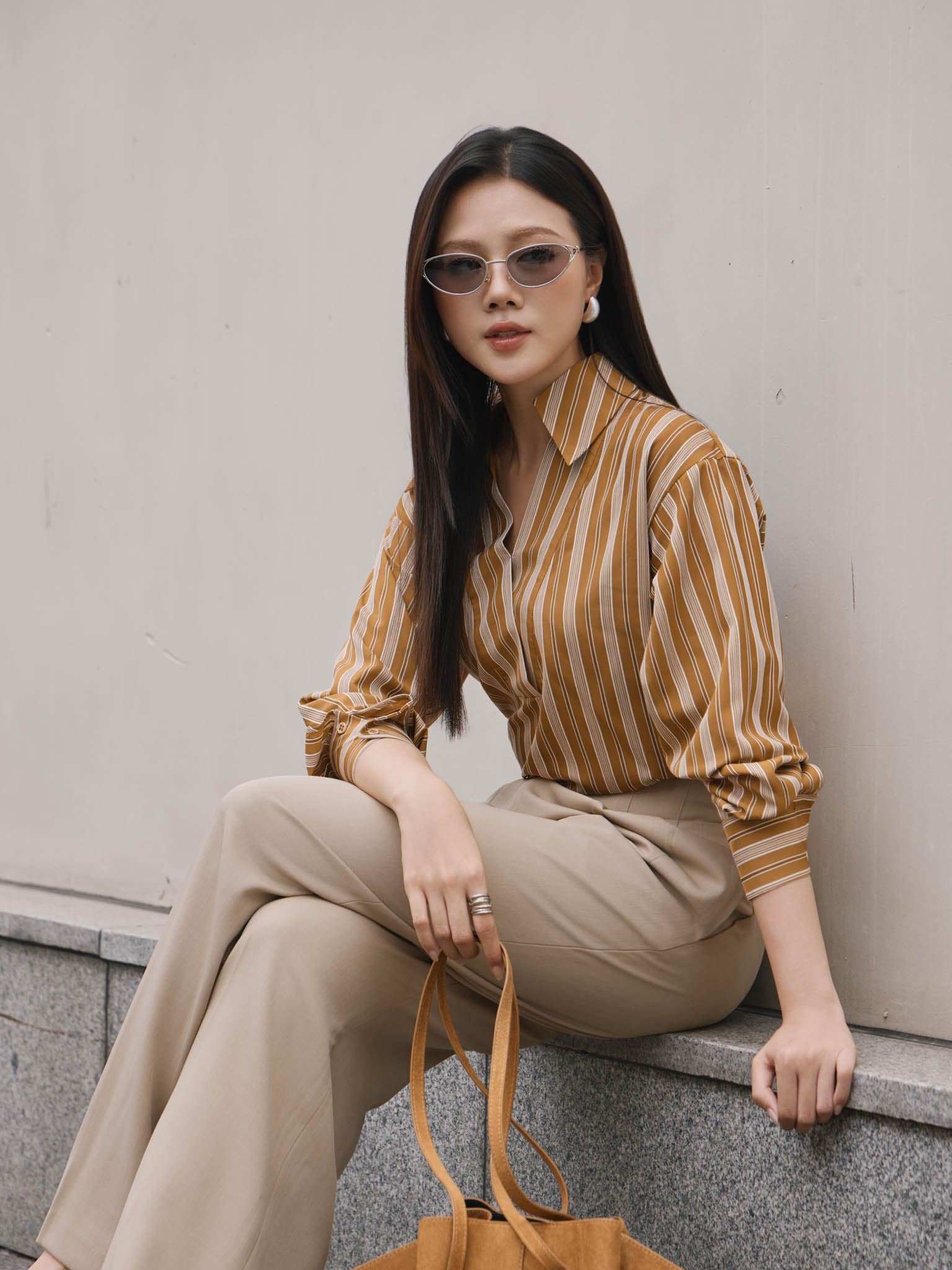 Áo sơ mi kẻ cổ V