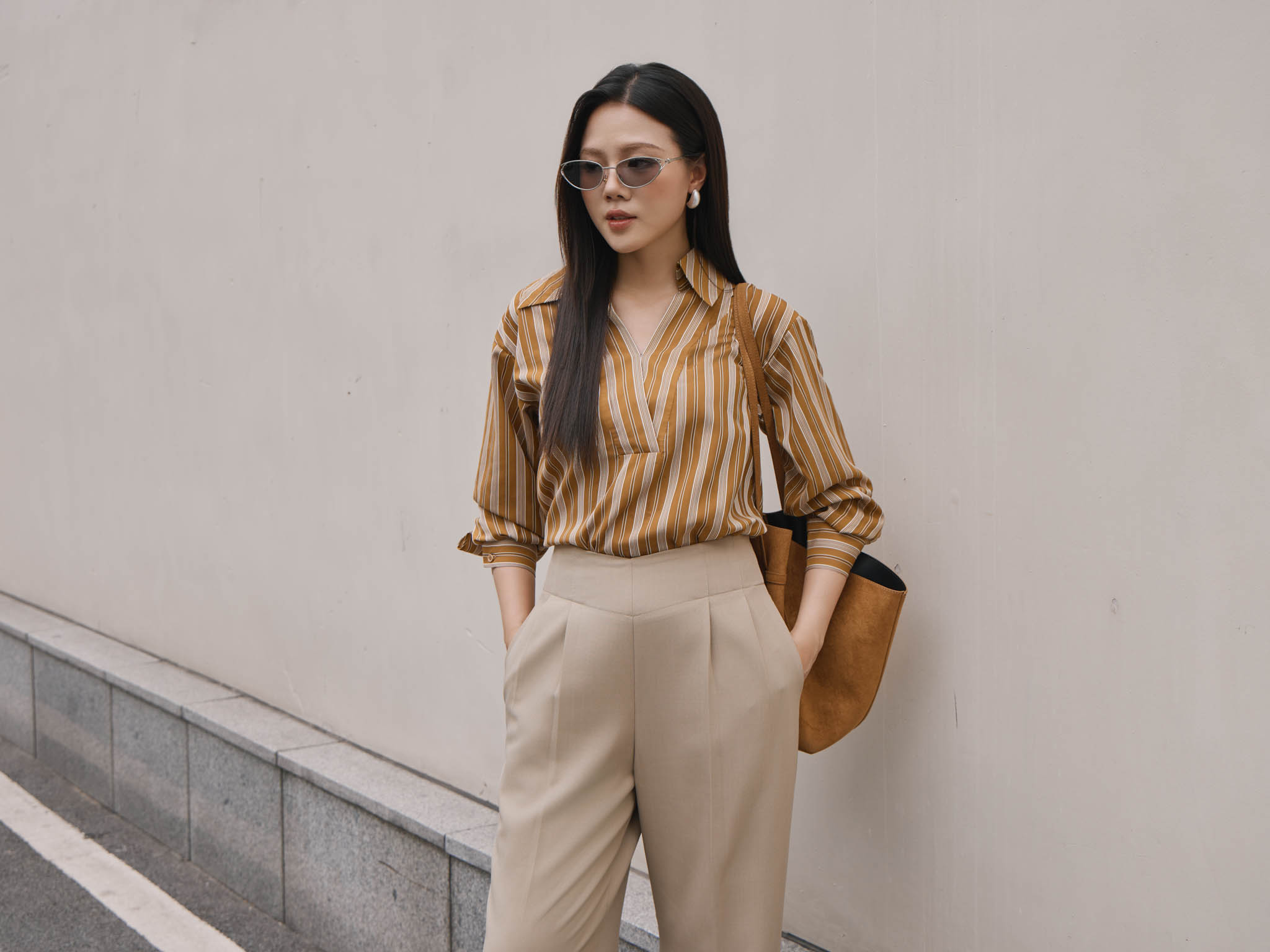 Áo sơ mi kẻ cổ V