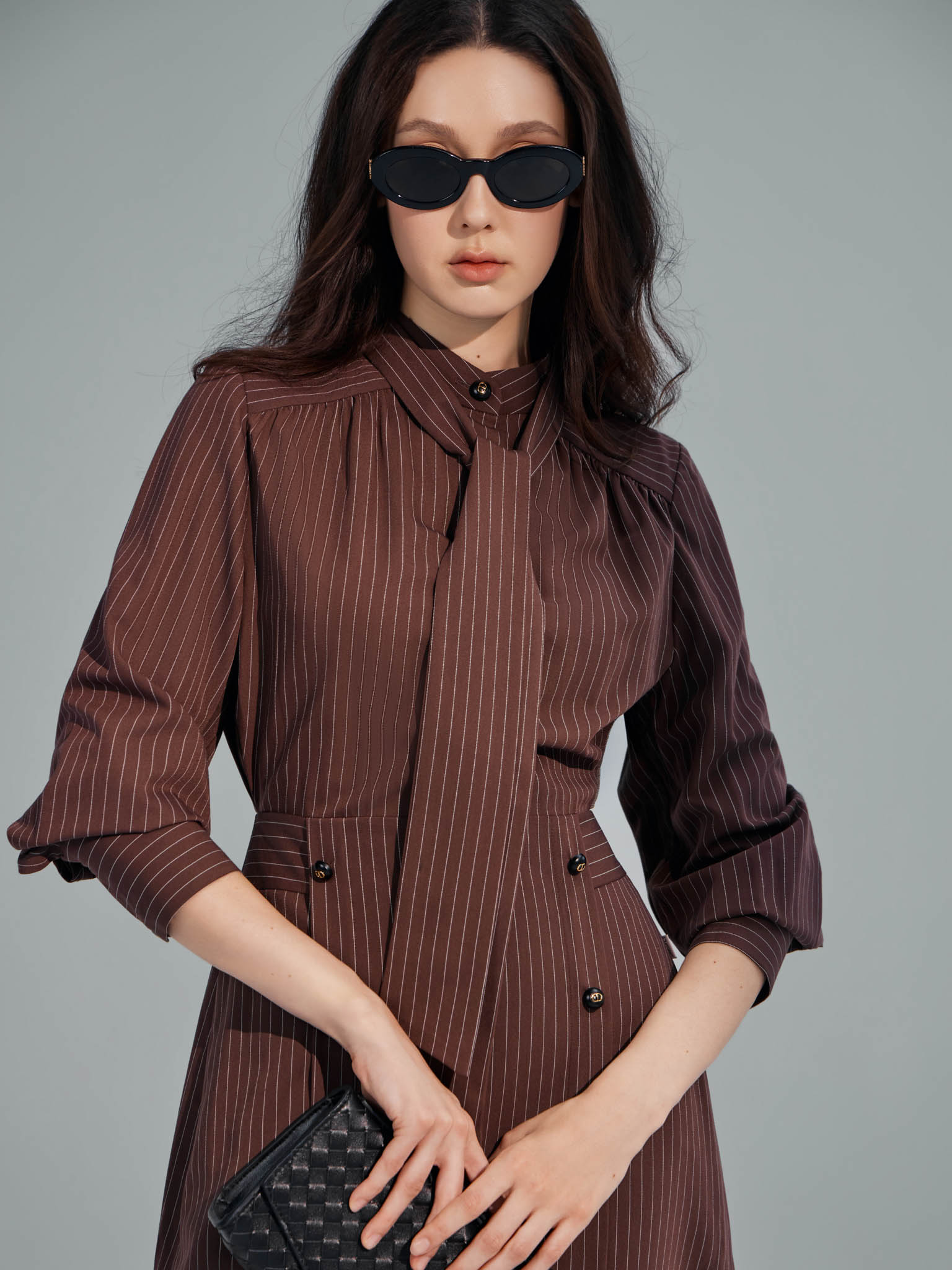 Váy kẻ bổ mảnh cổ khăn