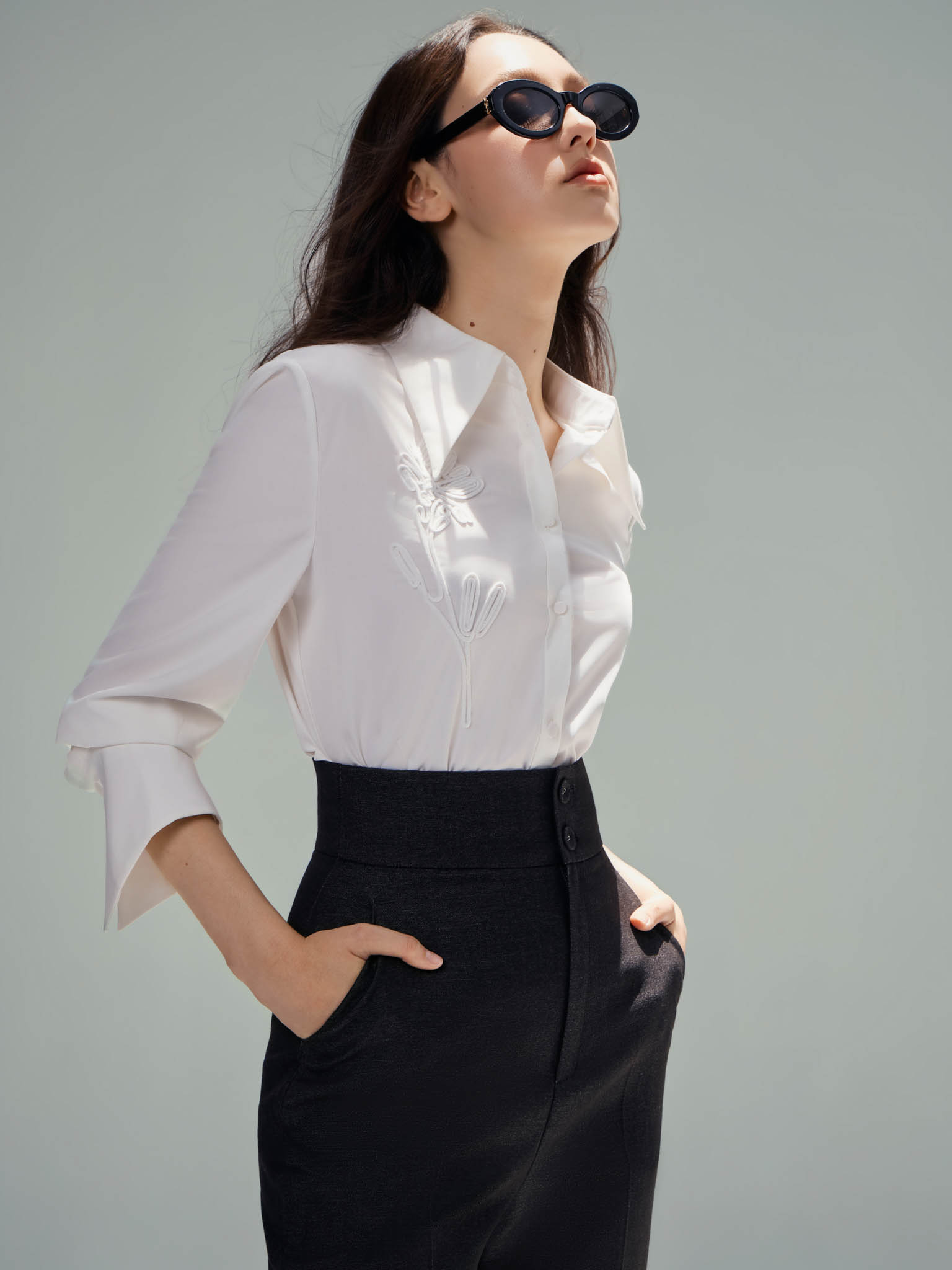 Áo sơ mi cổ nhọn đính hoa nổi