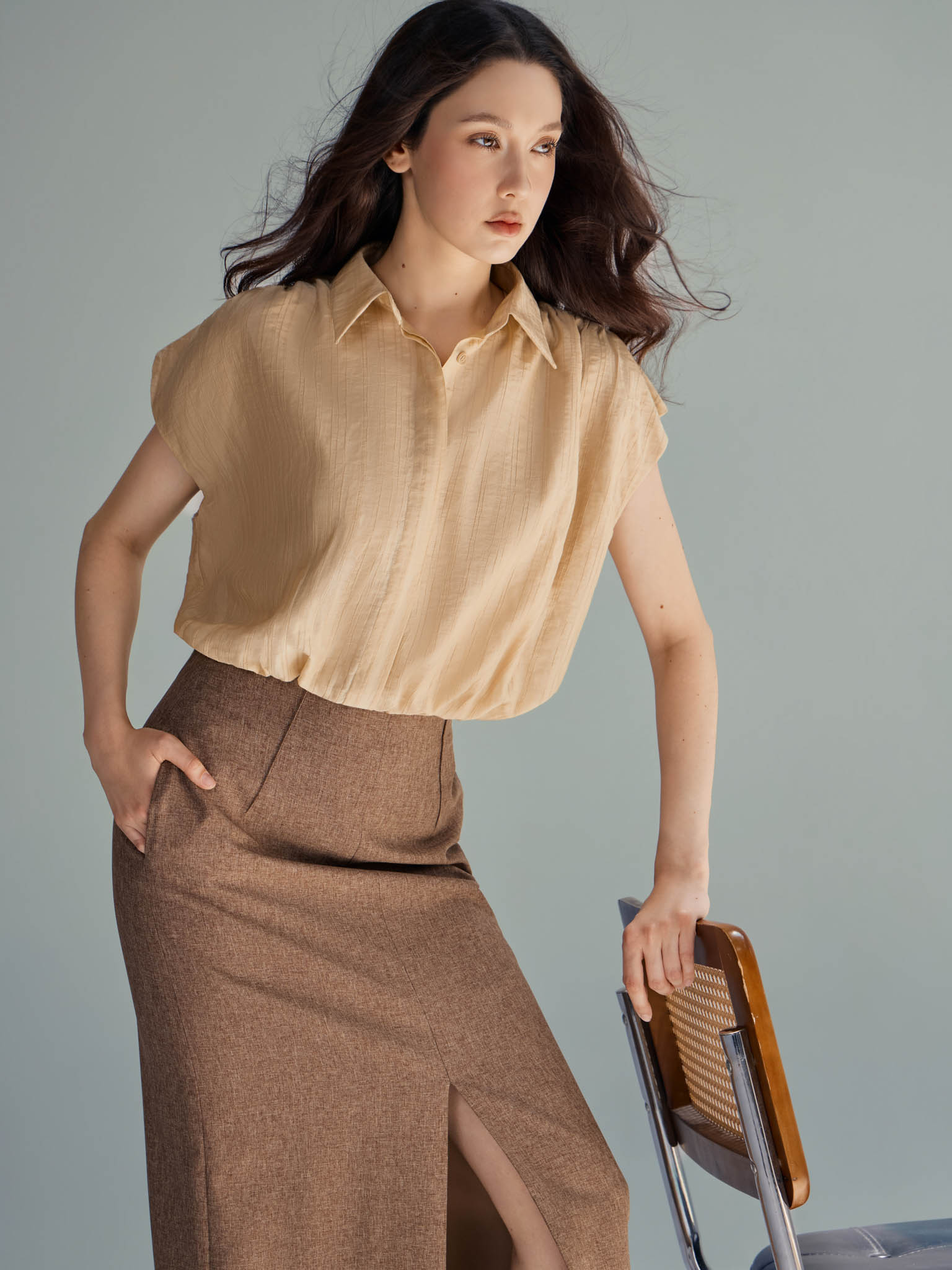 Chân váy midi mí chéo xẻ trước