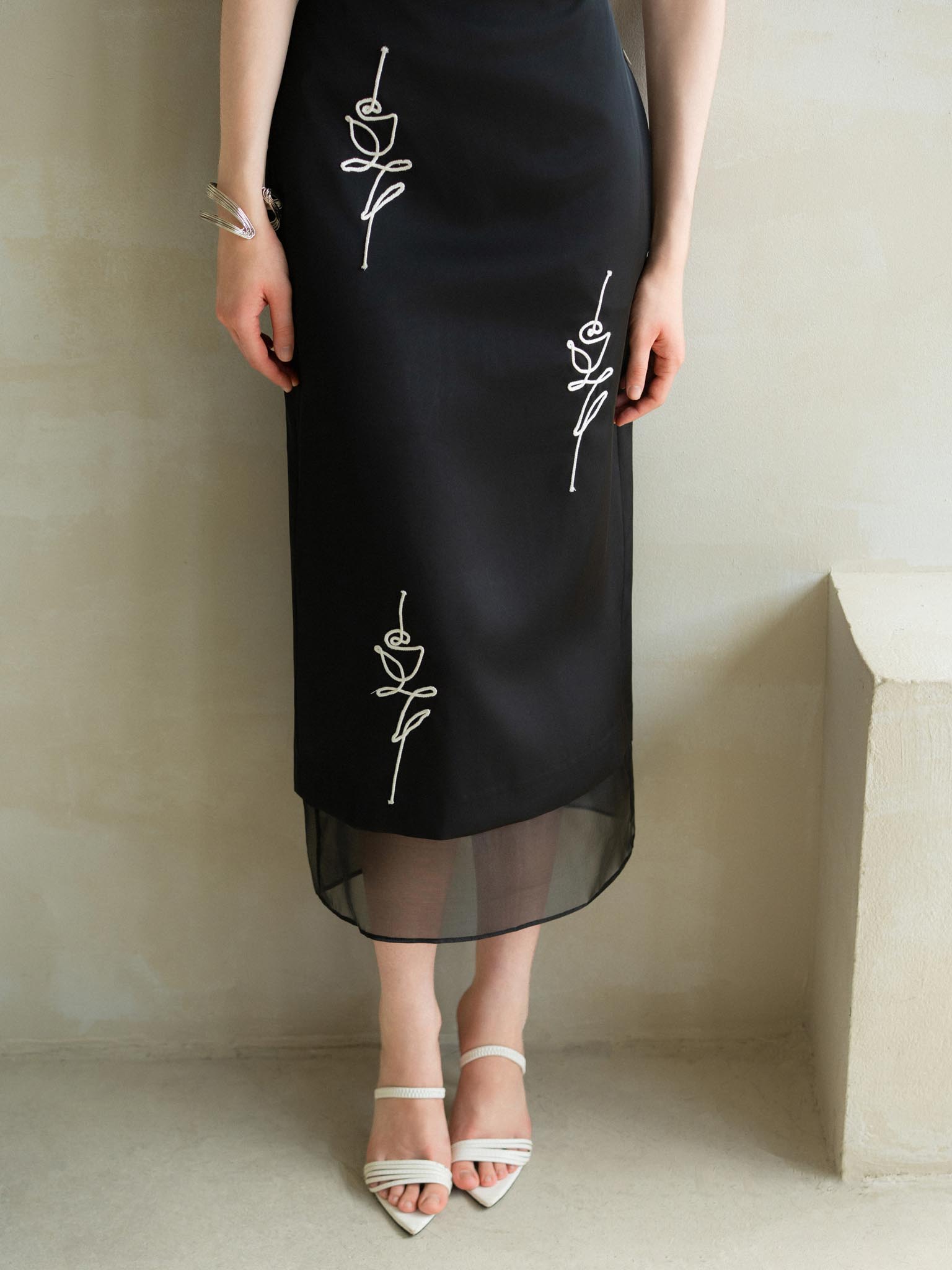 Chân váy midi đính hoa hồng