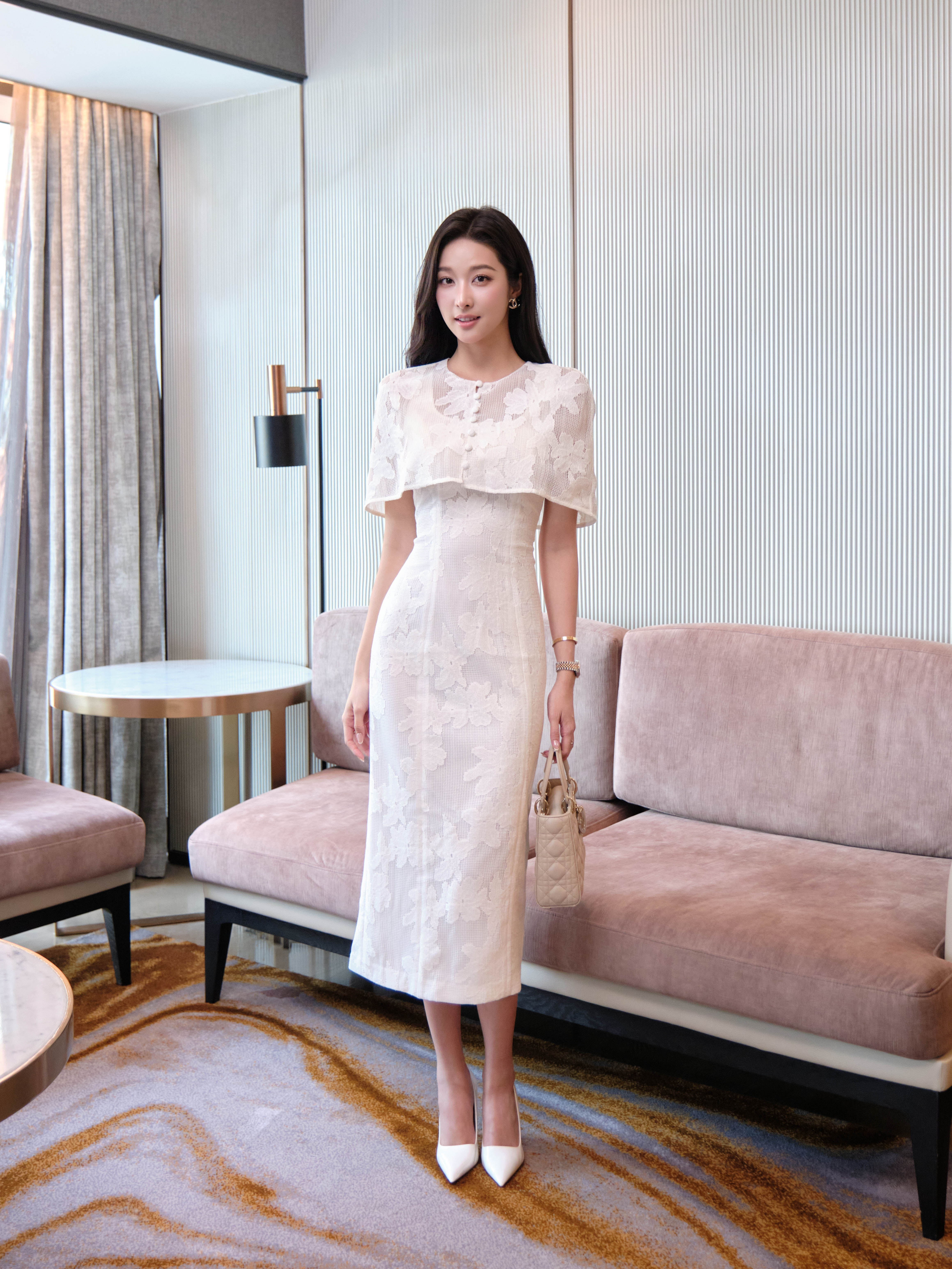 Váy ren hoa bổ mảnh tà phủ vai rời