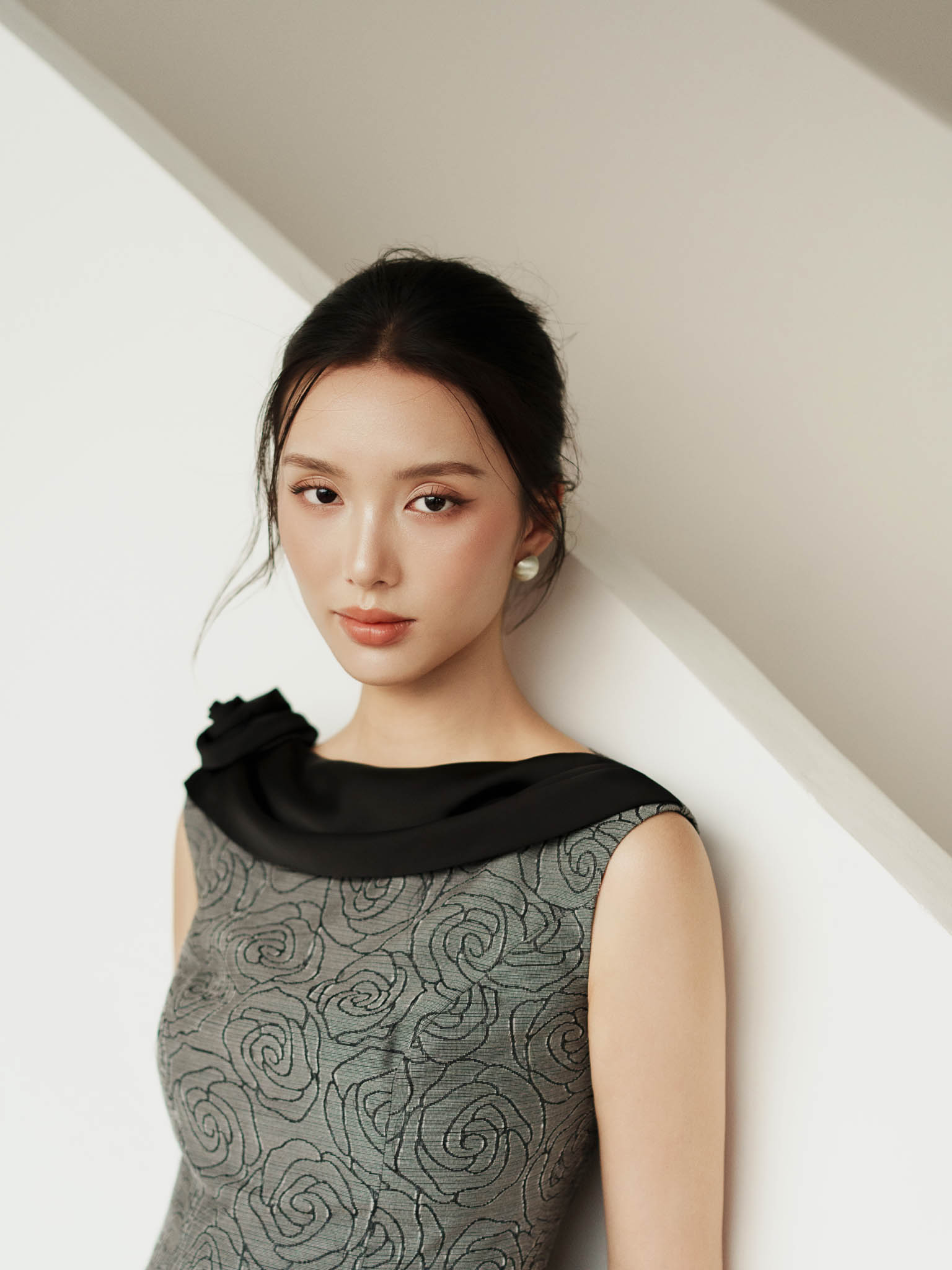 Áo peplum sát nách cổ thuyền tà rời đính hoa hồng